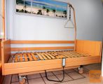 Električna negovalna bolniška postelja s trapezom