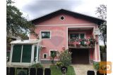 DRUŽINSKA HIŠA V MIRNI SOSESKI Z VELIKIM VRTOM