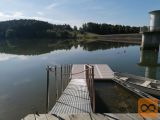 Zagon utečenega bara ob jezeru - gostinstvo in turizem.